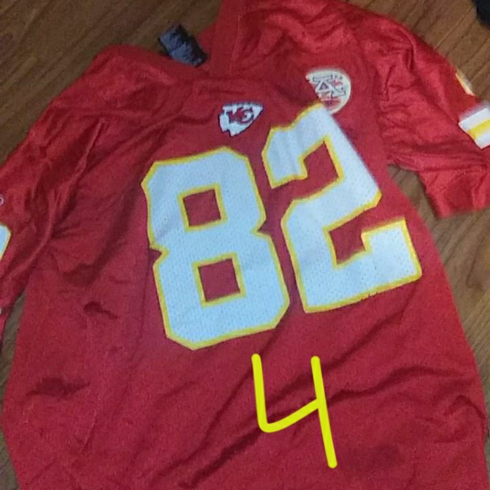 Red KC cheifs jersey #82